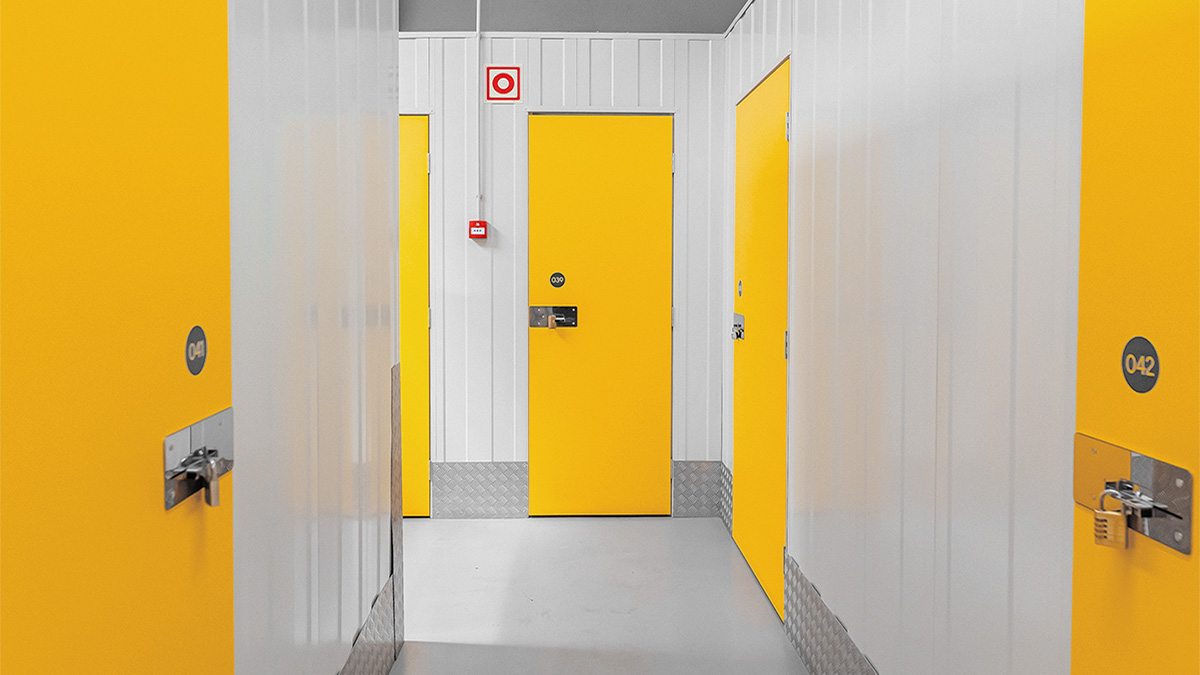 Storage aisle at Perfect Space Setúbal
